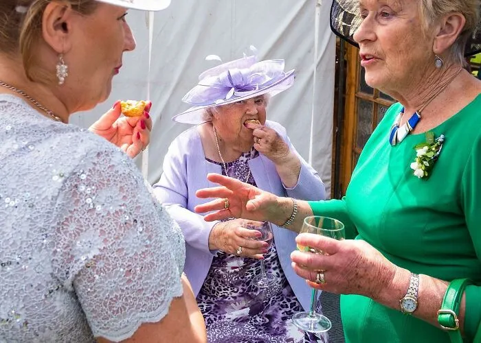 25 Unfiltered Wedding Pics By Ian Weldon That Are As Funny As They Are Chaotic (New Pics)