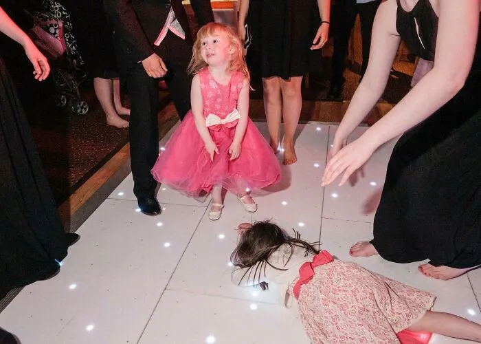 25 Unfiltered Wedding Pics By Ian Weldon That Are As Funny As They Are Chaotic (New Pics)
