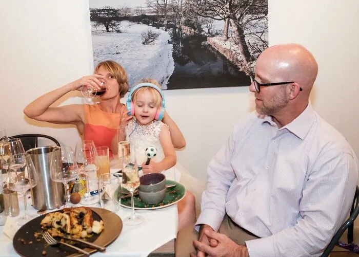 25 Unfiltered Wedding Pics By Ian Weldon That Are As Funny As They Are Chaotic (New Pics)