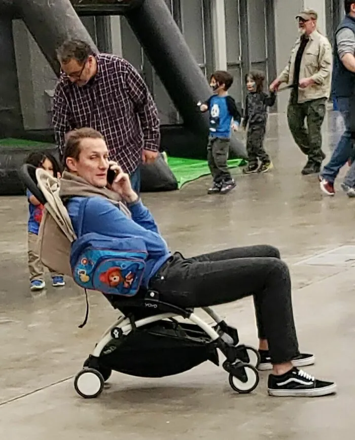 30 Times People Spotted Men Having A Miserable Time While Shopping And Just Had To Take A Pic (New Pics)