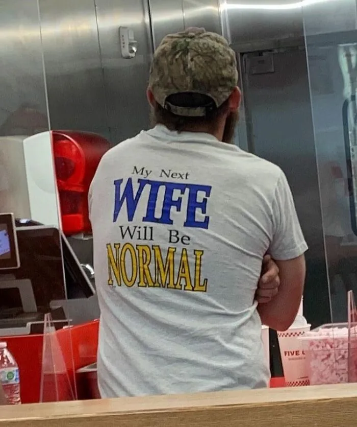 35 Camisetas "malditas" con mensajes tan raros que había que compartirlos