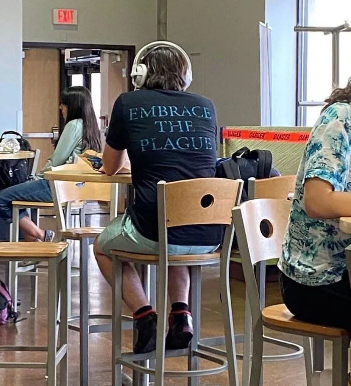 50 Times People Spotted The Most ‘Cursed Shirts’ In The Wild And Had To Share Them Online