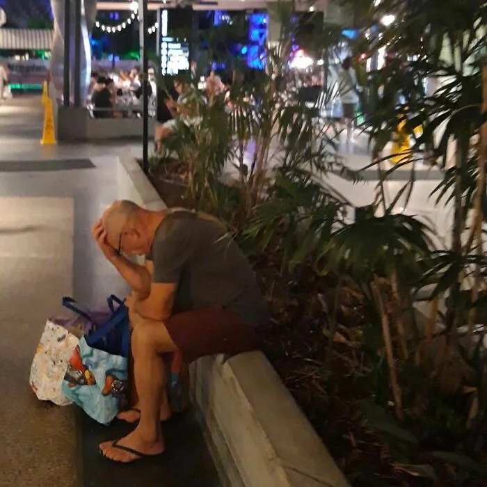 30 Times People Spotted Men Having A Miserable Time While Shopping And Just Had To Take A Pic (New Pics)
