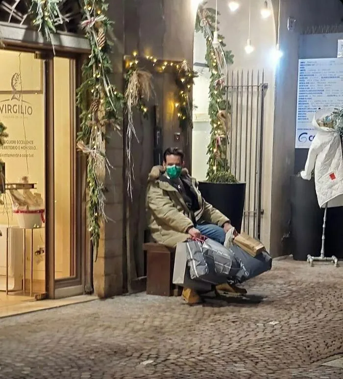 30 Times People Spotted Men Having A Miserable Time While Shopping And Just Had To Take A Pic (New Pics)