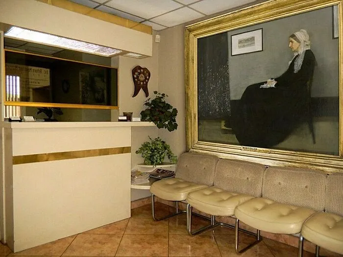 This Instagram Page Showcases The Contrast Between Great Art And Ugly Rooms (35 Posts)
