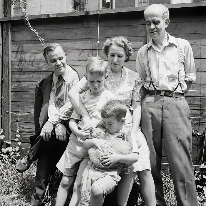30 Vintage Photos Of Cats Posing With Famous People And Interesting Personalities (New Pics)