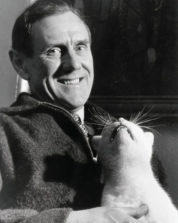 30 Vintage Photos Of Cats Posing With Famous People And Interesting Personalities (New Pics)