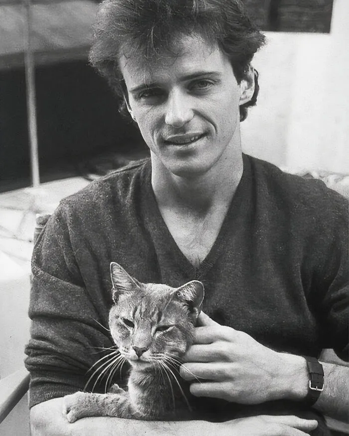 30 Vintage Photos Of Cats Posing With Famous People And Interesting Personalities (New Pics)