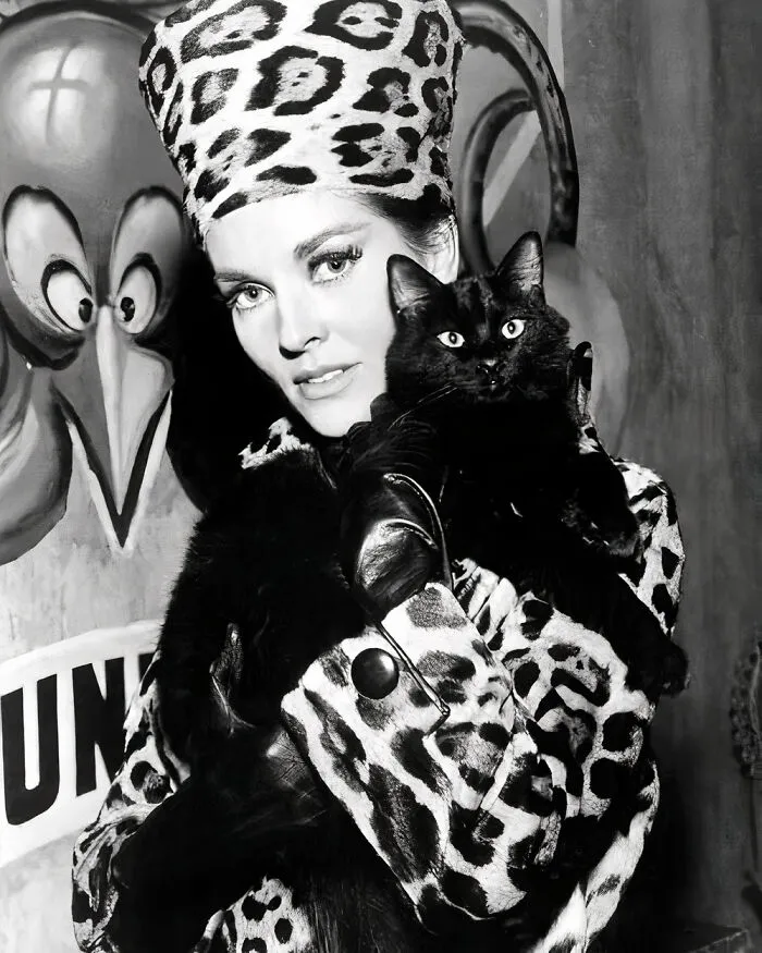 30 Vintage Photos Of Cats Posing With Famous People And Interesting Personalities (New Pics)