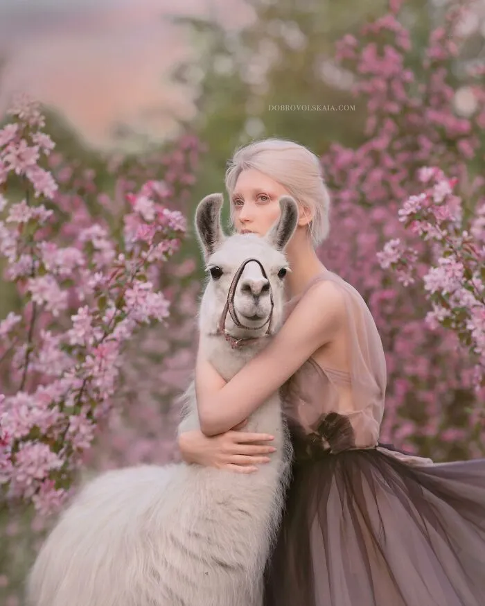 28 Images Showing The Incredible Bond Between Animals And People By This Photographer (New Pics)