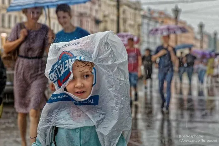 Saint Petersburg Photographer Documents The Bizarre Contrasts Of Russian Life (70 New Pics)