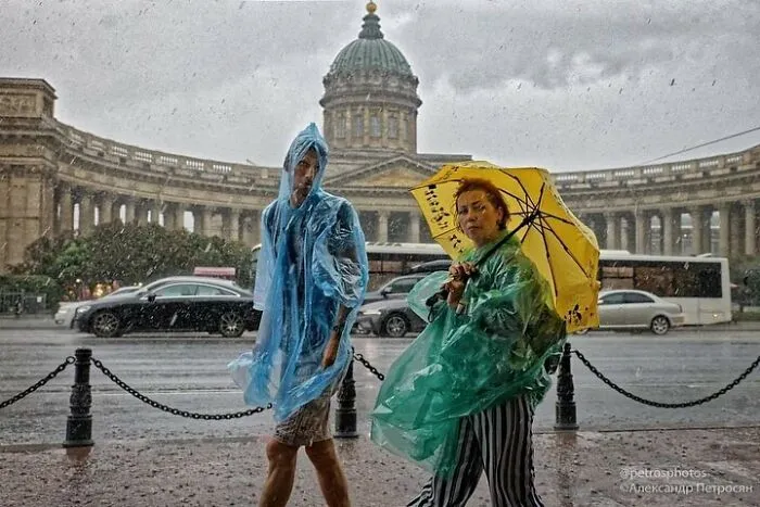 Saint Petersburg Photographer Documents The Bizarre Contrasts Of Russian Life (70 New Pics)