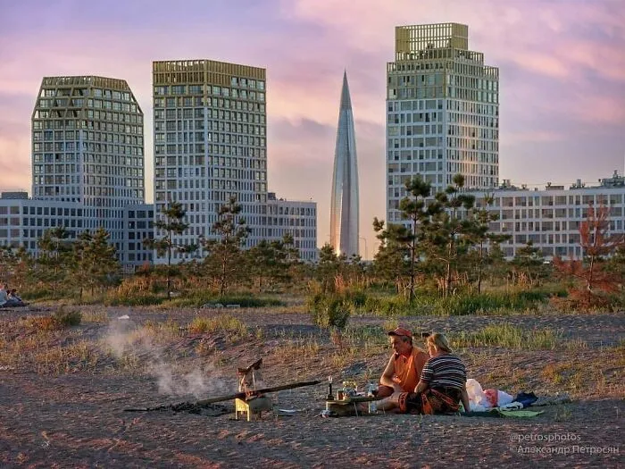 Saint Petersburg Photographer Documents The Bizarre Contrasts Of Russian Life (70 New Pics)