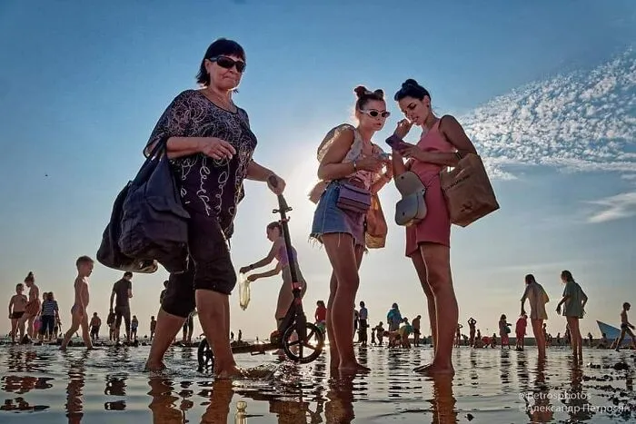 Saint Petersburg Photographer Documents The Bizarre Contrasts Of Russian Life (70 New Pics)