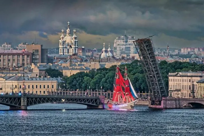 Saint Petersburg Photographer Documents The Bizarre Contrasts Of Russian Life (70 New Pics)