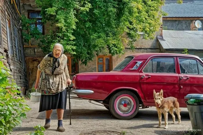 Saint Petersburg Photographer Documents The Bizarre Contrasts Of Russian Life (70 New Pics)