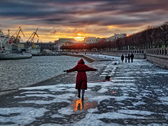 Saint Petersburg Photographer Documents The Bizarre Contrasts Of Russian Life (70 New Pics)