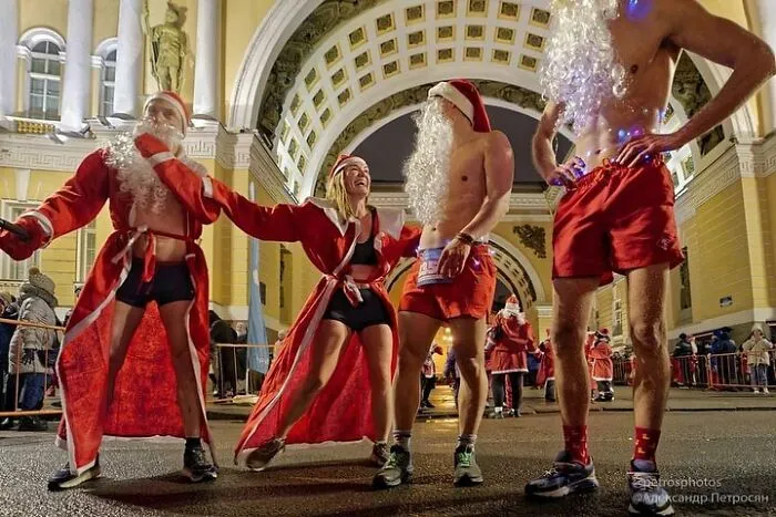 Saint Petersburg Photographer Documents The Bizarre Contrasts Of Russian Life (70 New Pics)