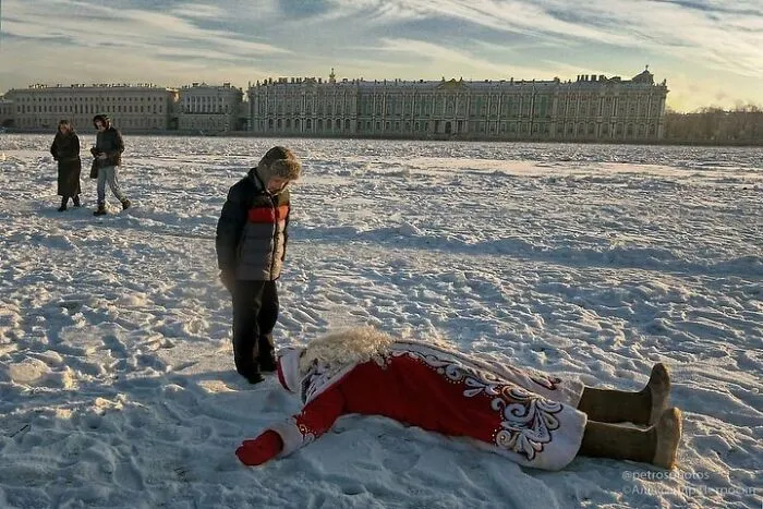 Saint Petersburg Photographer Documents The Bizarre Contrasts Of Russian Life (70 New Pics)