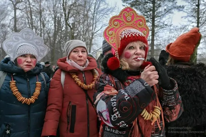 Saint Petersburg Photographer Documents The Bizarre Contrasts Of Russian Life (70 New Pics)