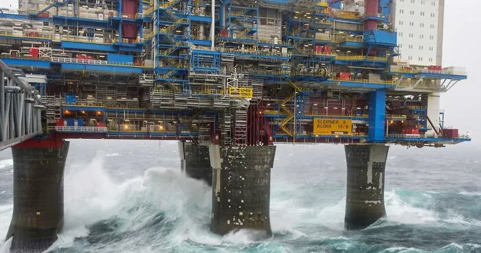 35 Gigantic Things That Are A Big "Nope, I'm Outta Here" For People With Megalophobia (New Pics)