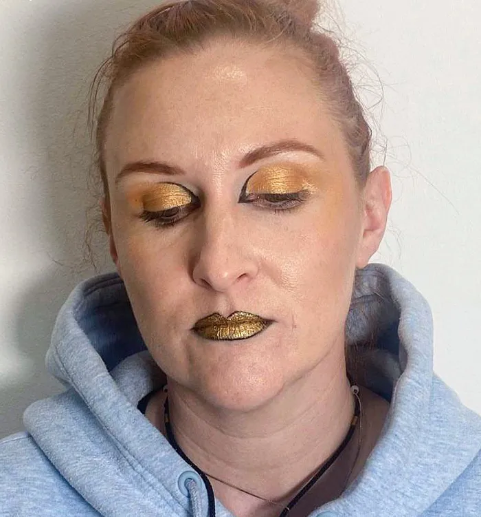Es maquillaje hecho en un estudio. Esos labios