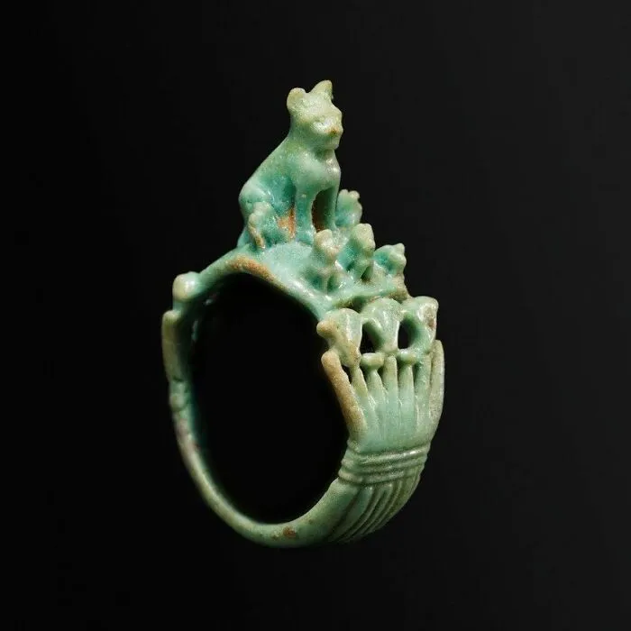 Antiguo anillo egipcio mostrando a mamá gato con sus gatitos