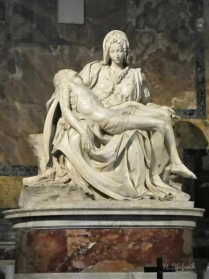 Michelangelo Buonarotti tenía 23 años cuando creó la Pietá. Tardó 2 años en hacerla, de un solo bloque de mármol de Carrara