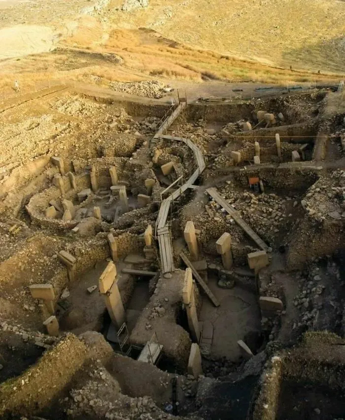 El misterio de Göbekli Tepe, el primer templo, erigido alrededor del año 10000 a.C por sociedades nómadas del neolítico