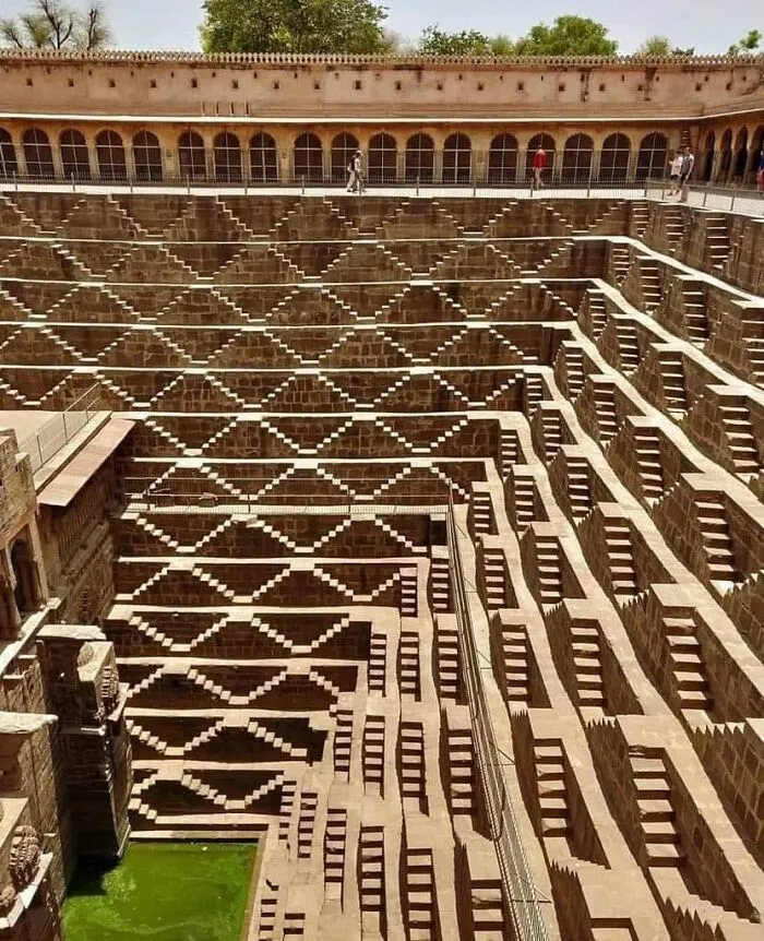 El tesoro oculto de Bharat, construido hace más de 1000 años en Rajasthan, India. Tiene 13 alturas y 3500 peldaños colocados en perfecta simetría