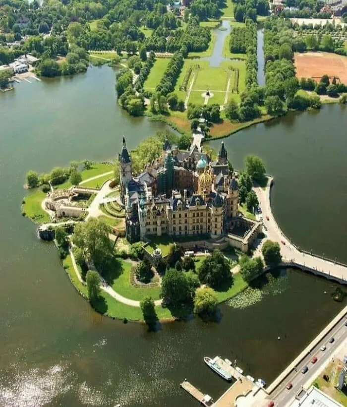 Castillo Schwerin en Alemania. Situado en una isla en el lago