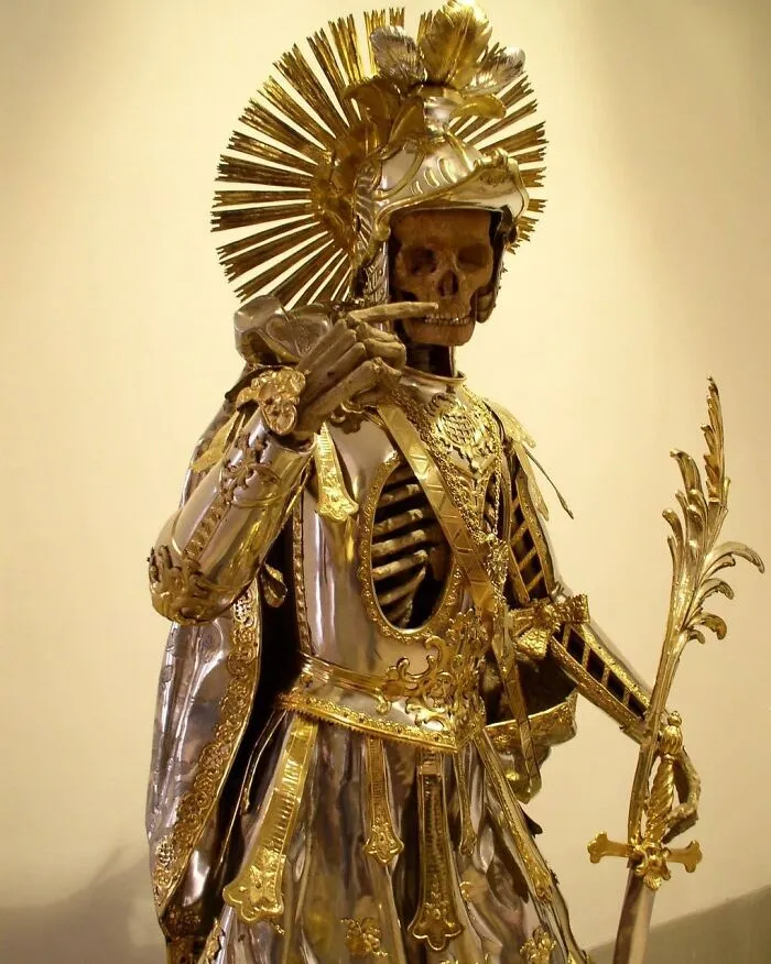 Esqueleto de San Pancracio en armadura. Iglesia de San Nicolás, Suiza. Entre los siglos XVI y XIX