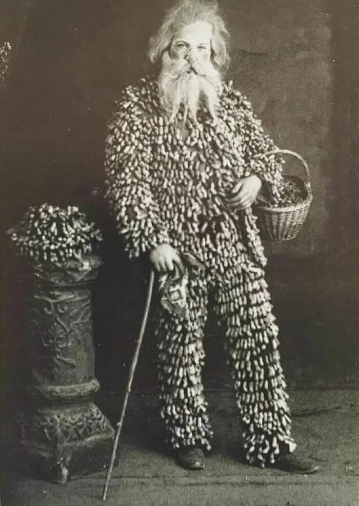 Vendedor de maní de 1890. con un traje hecho de maní