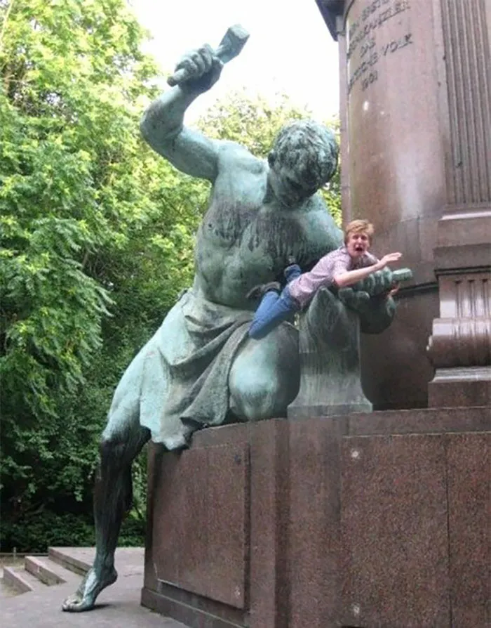 50 People Who Made The Absolute Most Of A Photo With A Statue And Ended Up Online