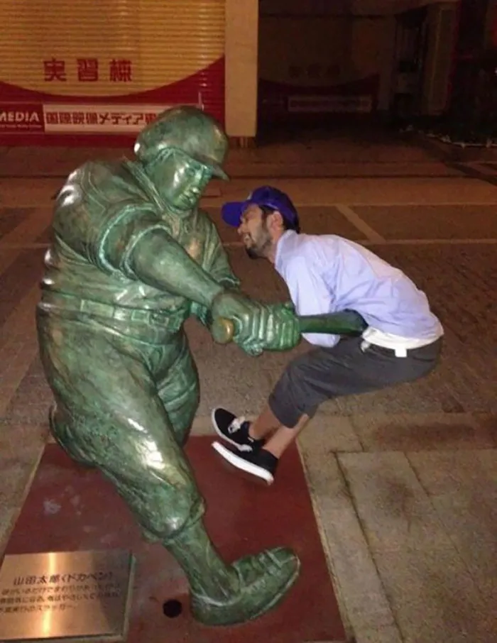 50 People Who Made The Absolute Most Of A Photo With A Statue And Ended Up Online