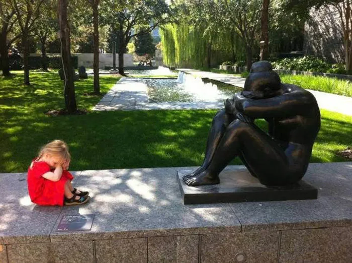 50 People Who Made The Absolute Most Of A Photo With A Statue And Ended Up Online