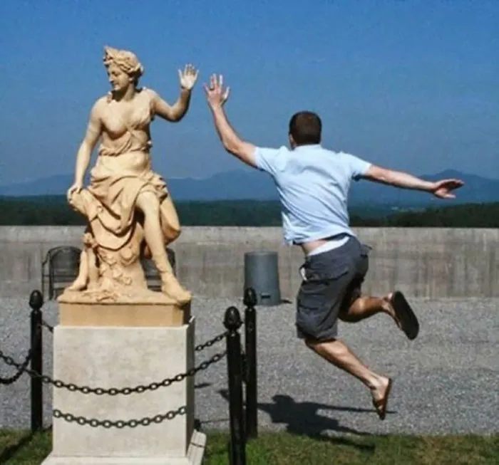 50 People Who Made The Absolute Most Of A Photo With A Statue And Ended Up Online