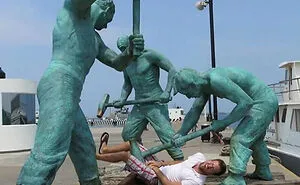 50 People Who Made The Absolute Most Of A Photo With A Statue And Ended Up Online