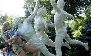 50 People Who Made The Absolute Most Of A Photo With A Statue And Ended Up Online