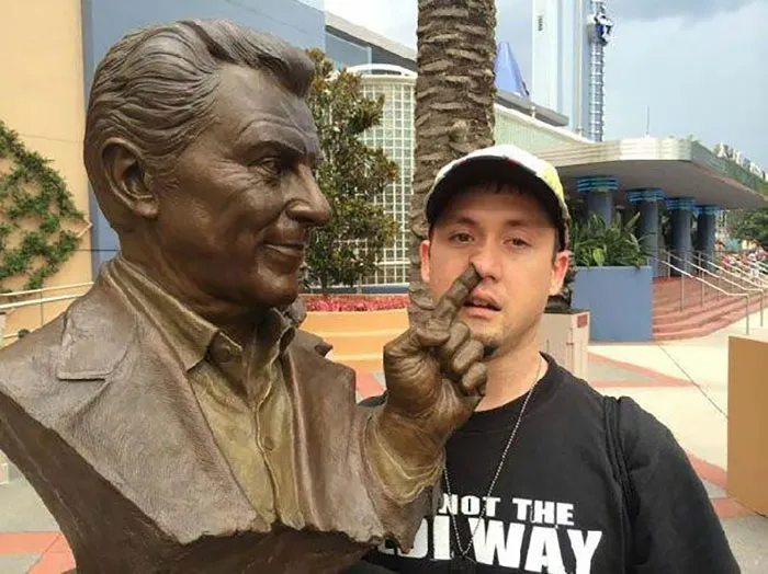 50 People Who Made The Absolute Most Of A Photo With A Statue And Ended Up Online