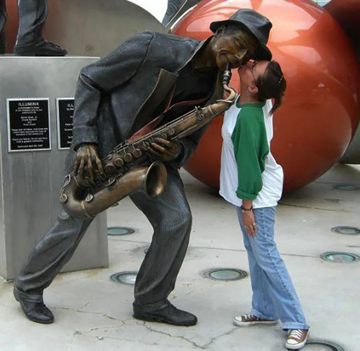 50 People Who Made The Absolute Most Of A Photo With A Statue And Ended Up Online