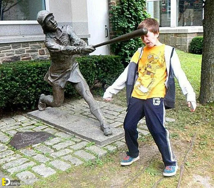 50 People Who Made The Absolute Most Of A Photo With A Statue And Ended Up Online
