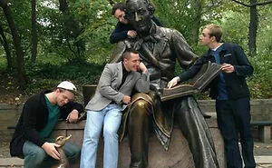 50 People Who Made The Absolute Most Of A Photo With A Statue And Ended Up Online