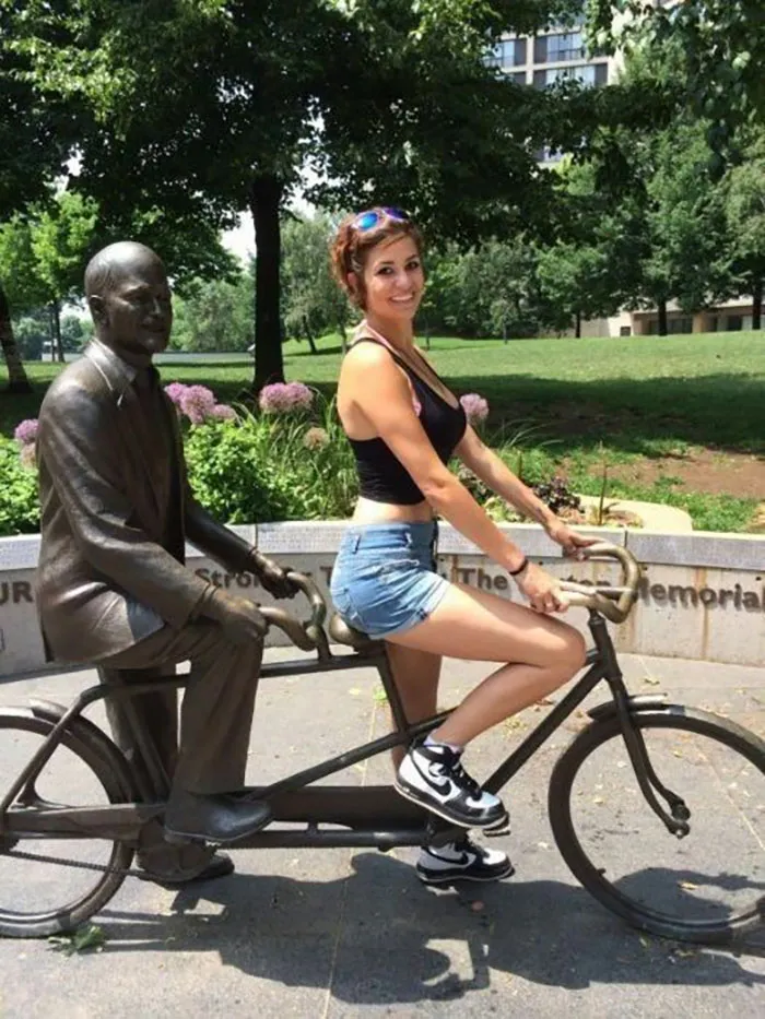 50 People Who Made The Absolute Most Of A Photo With A Statue And Ended Up Online