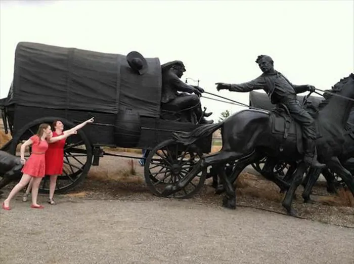 50 People Who Made The Absolute Most Of A Photo With A Statue And Ended Up Online