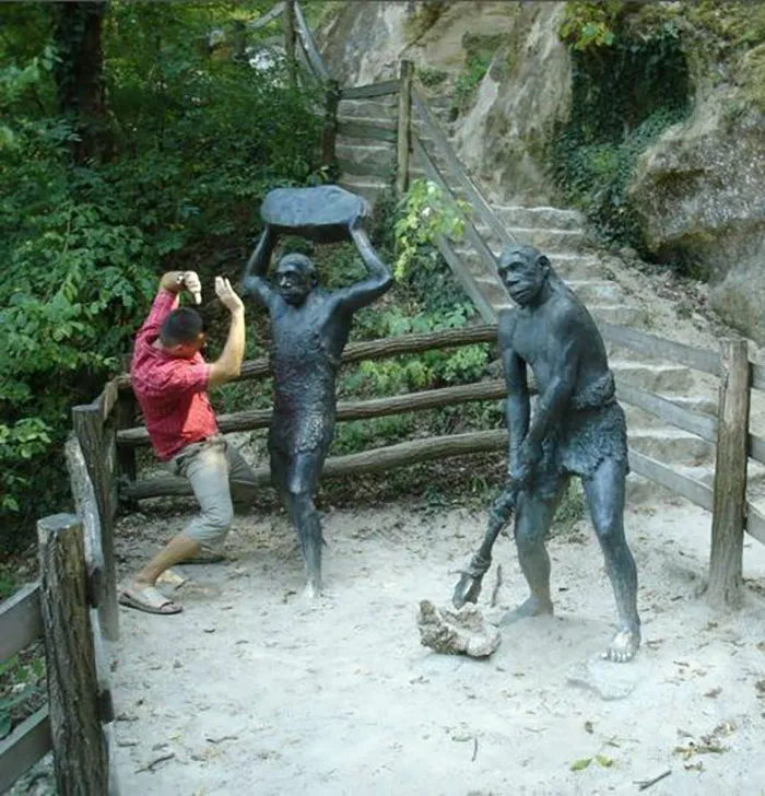 50 People Who Made The Absolute Most Of A Photo With A Statue And Ended Up Online