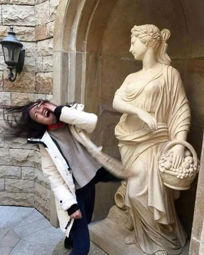 50 People Who Made The Absolute Most Of A Photo With A Statue And Ended Up Online