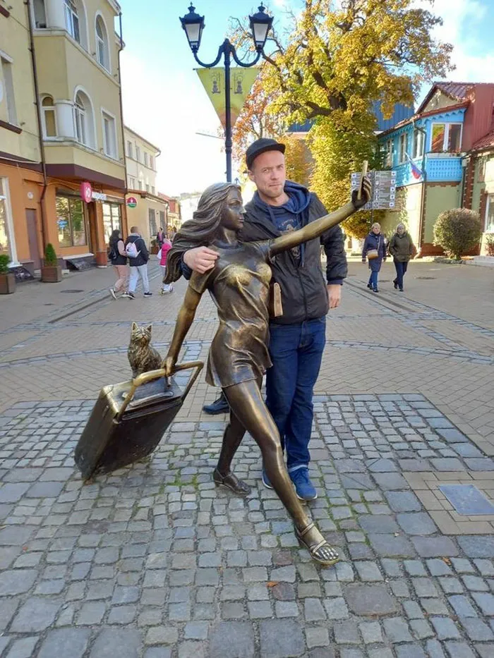 50 People Who Made The Absolute Most Of A Photo With A Statue And Ended Up Online