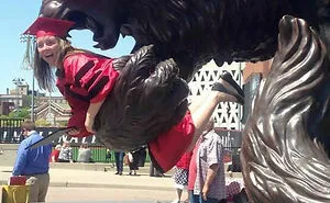 50 People Who Made The Absolute Most Of A Photo With A Statue And Ended Up Online