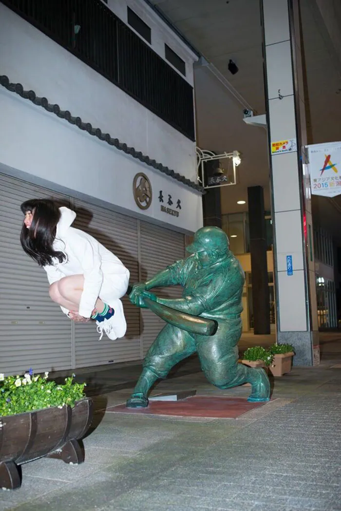 50 People Who Made The Absolute Most Of A Photo With A Statue And Ended Up Online